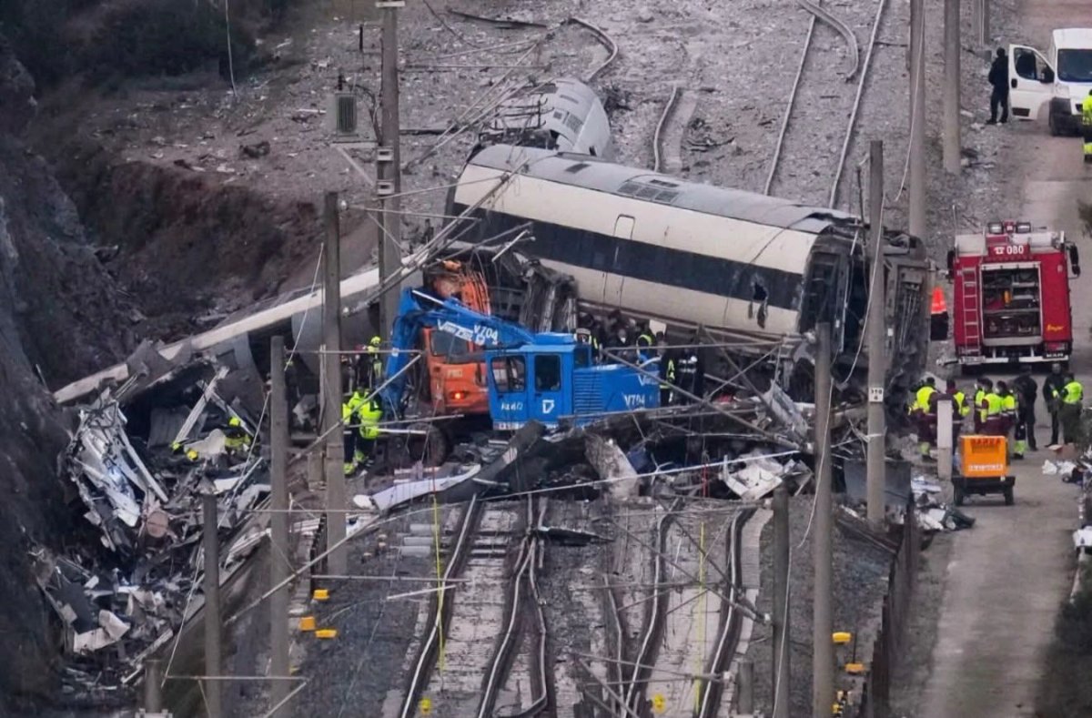 Catastrofa feroviara in Spania, dupa ciocnirea a doua trenuri de mare viteza. Sunt 64 morti si 100 de raniti. Video Catastrofa feroviara in Spania, dupa ciocnirea a doua trenuri de mare viteza. Sunt 64 morti si 100 de raniti. Video