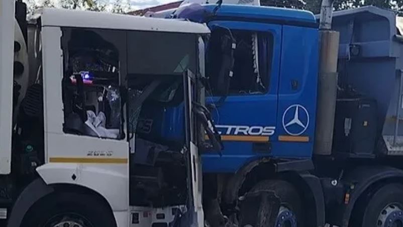 Accident grav in Ilfov: Un camion a intrat pe contrasens si a lovit o autospeciala de salubritate