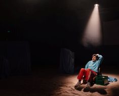 „Viață în lucru”, povestea lui Alex Bogdan cu dependența de păcănele, revine la Teatrul de Stat Constanța „Viață în lucru”, povestea lui Alex Bogdan cu dependența de păcănele, revine la Teatrul de Stat Constanța
