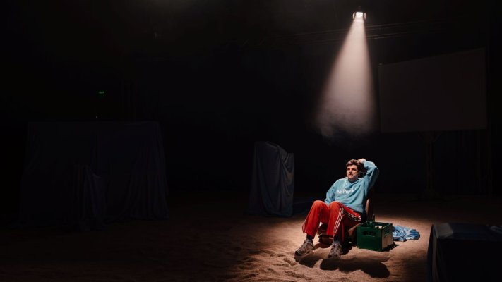 „Viață în lucru”, povestea lui Alex Bogdan cu dependența de păcănele, revine la Teatrul de Stat Constanța