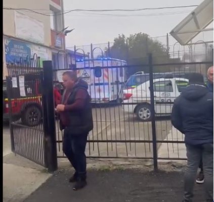 Atac la școală! Un elev de clasa a VII-a și-a înjunghiat profesoara în holul școlii