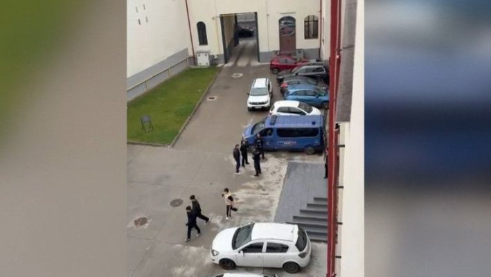 Băiatul care și-a agresat un coleg cu maceta a fost reținut. Părinții lui susțin că era bătut și batjocorit de colegi