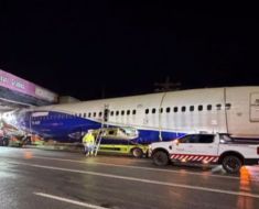 Incident neobișnuit pe DN1: Un avion transportat pe platformă s-a blocat sub un pod rutier. Ce destinație avea aparatul de zbor