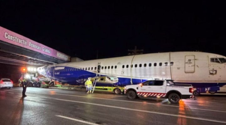 Incident neobișnuit pe DN1: Un avion transportat pe platformă s-a blocat sub un pod rutier. Ce destinație avea aparatul de zbor