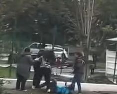 Scandal în fața unei școli, după o ceartă pe locurile de parcare. Doi părinți s-au luat la bătaie! Video