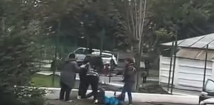 Scandal în fața unei școli, după o ceartă pe locurile de parcare. Doi părinți s-au luat la bătaie! Video