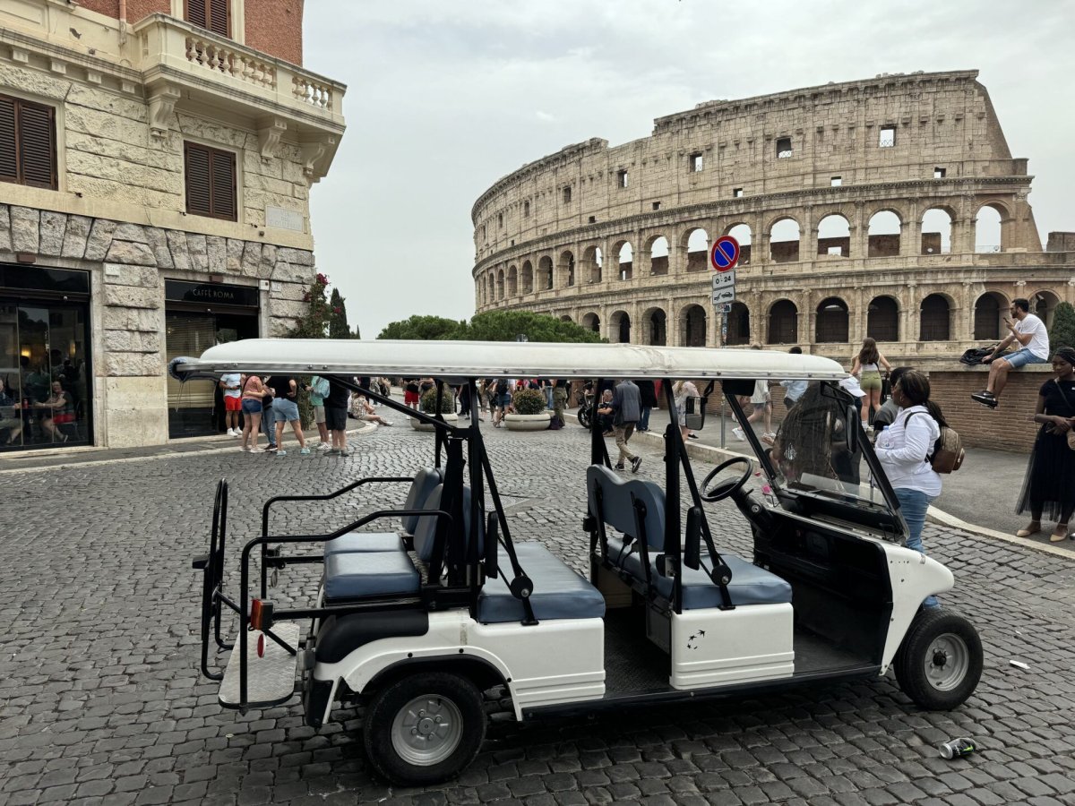 O noua practica a turistilor ii exaspereaza pe localnicii din Roma. Politia a inceput sa dea amenzi O noua practica a turistilor ii exaspereaza pe localnicii din Roma. Politia a inceput sa dea amenzi