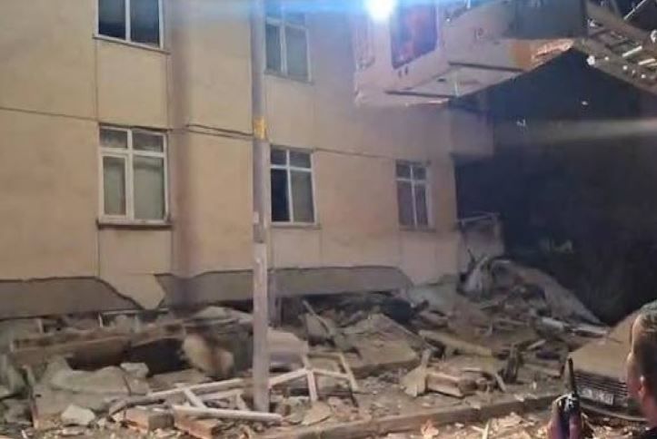 Bloc cu sapte etaje, prabusit la Istanbul. Salvatorii cauta disperati persoane prinse sub daramaturi. Video