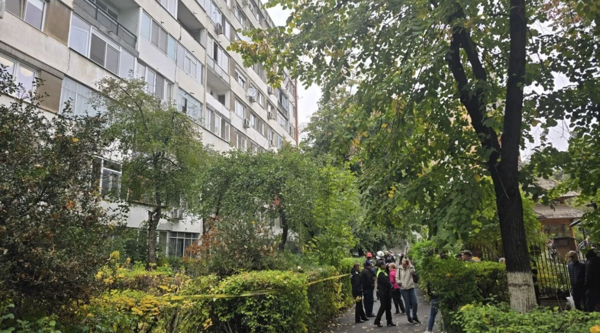 Bloc cu risc seismic din Drumul Taberei, evacuat de urgenta. O crapatura uriasa a aparut intre etajele 5 si 8 Bloc cu risc seismic din Drumul Taberei, evacuat de urgenta. O crapatura uriasa a aparut intre etajele 5 si 8
