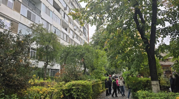 Bloc cu risc seismic din Drumul Taberei, evacuat de urgență. O crăpătură uriașă a apărut între etajele 5 și 8