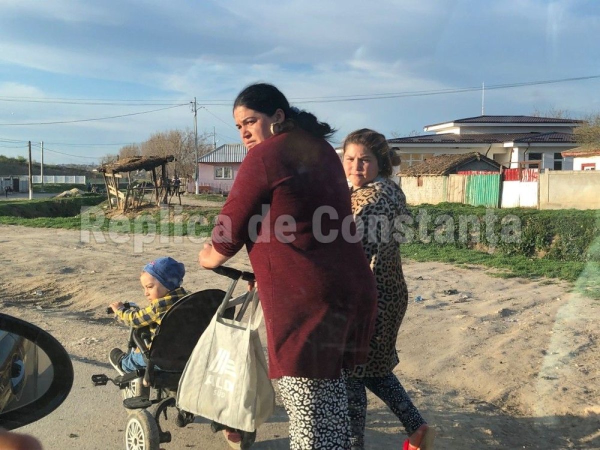 Cum sa traiesti regeste din banii statului?! Asistatii sociali dintr-un sat din Constanta incaseaza 5.000 de lei pe luna fara sa munceasca Cum sa traiesti regeste din banii statului?! Asistatii sociali dintr-un sat din Constanta incaseaza 5.000 de lei pe luna fara sa munceasca