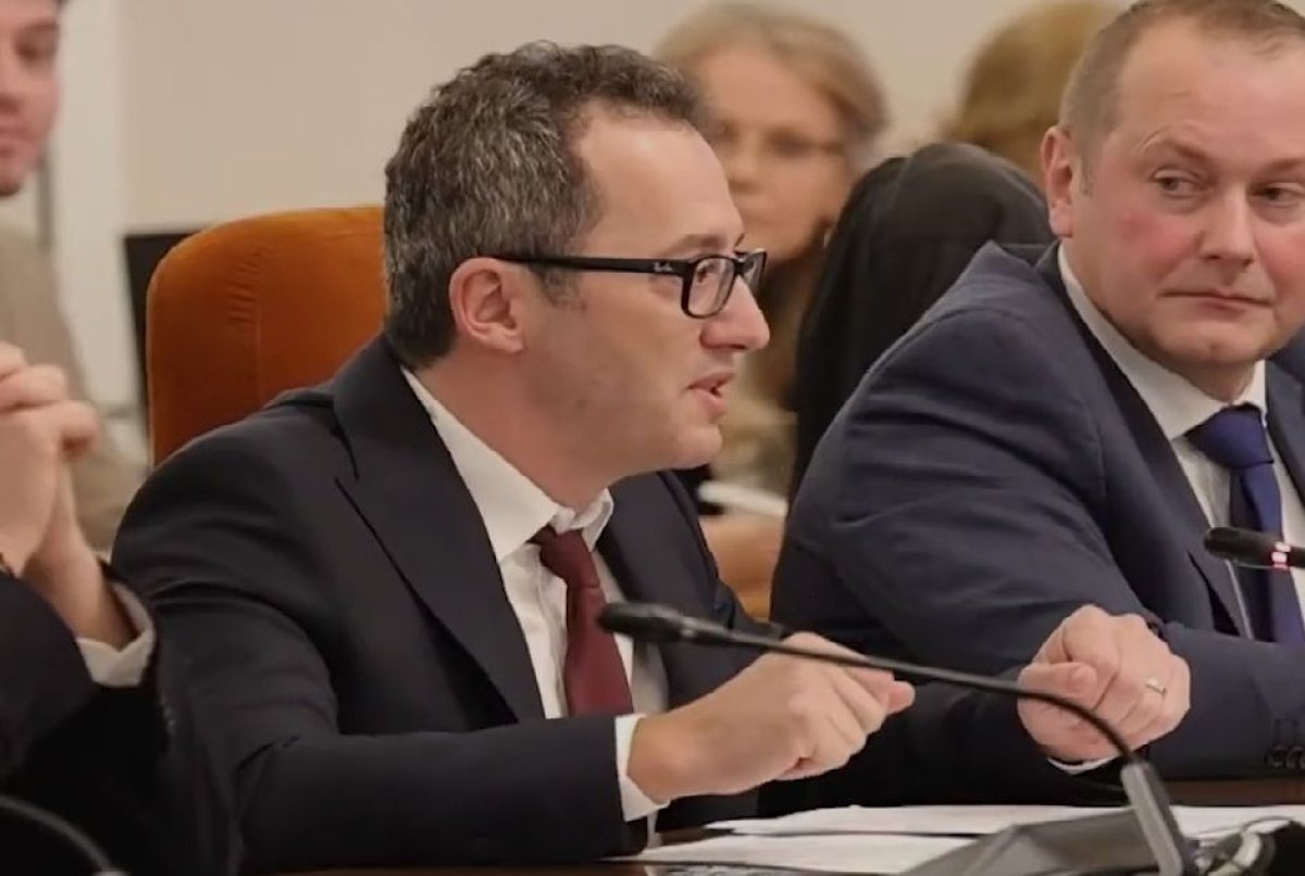 Bogdan Dumitru, noul ministru propus pentru AI, a intarziat la audieri. A spus ca uitase sa isi ia cravata Bogdan Dumitru, noul ministru propus pentru AI, a intarziat la audieri. A spus ca uitase sa isi ia cravata