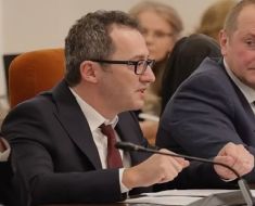 Bogdan Dumitru, noul ministru propus pentru AI, a întârziat la audieri. A spus că uitase să își ia cravată Bogdan Dumitru, noul ministru propus pentru AI, a întârziat la audieri. A spus că uitase să își ia cravată