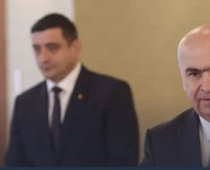 Negocieri de culise: AUR oferă o majoritate PNL și USR pentru a declanșa anticipatele, prin intermediul lui Nicușor Dan