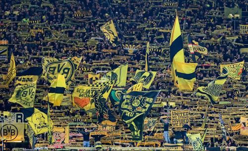 Bundesliga: Cum intentioneaza Borussia Dortmund sa limiteze utilizarea telefoanelor mobile in tribune Bundesliga: Cum intentioneaza Borussia Dortmund sa limiteze utilizarea telefoanelor mobile in tribune