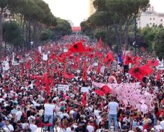 Violențe în Albania: Protestatarii au provocat incendii în fața sediului premierului Edi Rama Violențe în Albania: Protestatarii au provocat incendii în fața sediului premierului Edi Rama