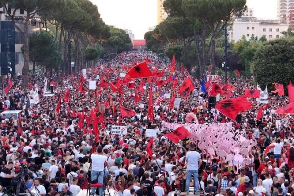 Violențe în Albania: Protestatarii au provocat incendii în fața sediului premierului Edi Rama