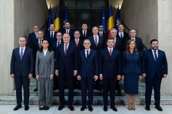 Prima zi la Palatul Victoria: Premierul Luca Niculescu asistă la preluarea mandatelor de către miniștrii noului Executiv