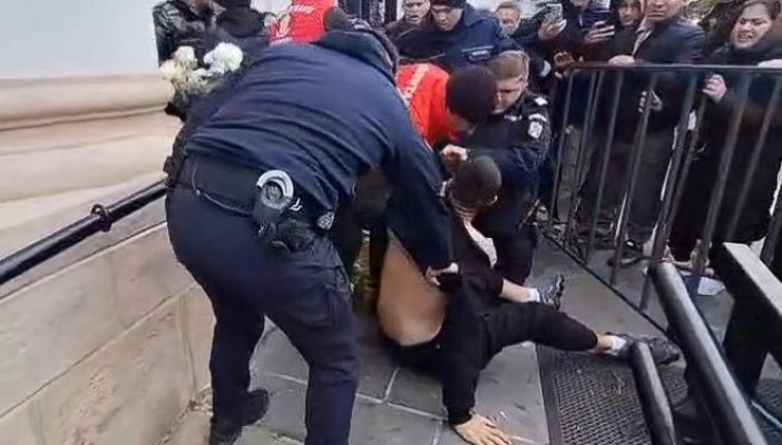 Doi bărbați au fost imobilizați de jandarmi în timpul pelerinajului de Sfânta Parascheva, la Catedrala Mitropolitană din Iași. Video
