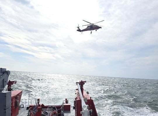 Autoritatile au reluat cautarile marinarilor disparuti de pe nava lovita de drone, la Sulina