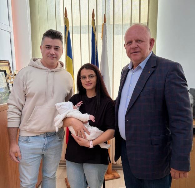 Flori, sprijin financiar si 2.000 de lei pentru nou-nascuti. Primaria Agigea si-a premiat comunitatea