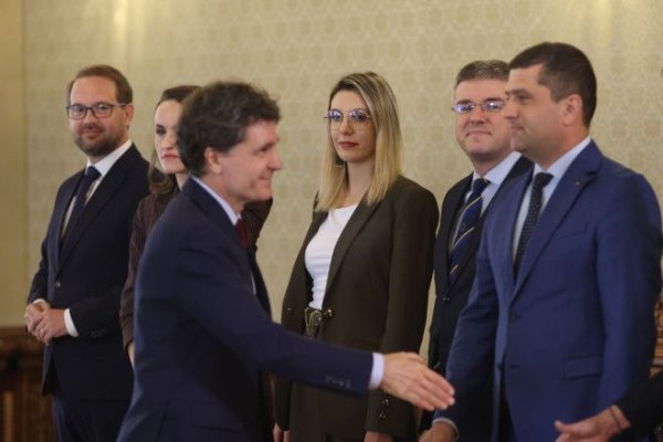 Lista oamenilor USR, înșurubați pe funcții bănoase și care acum vor fi măturați