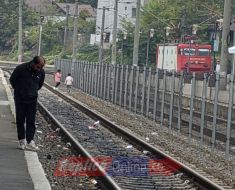 Așteptând trenul... sau tragedia? În Gara Constanța, șinele de cale ferată au devenit loc de joacă pentru copii, sub ochii părinților. Video
