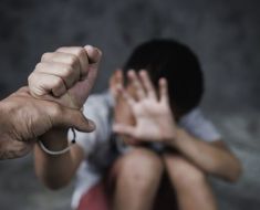 Un copil de 11 ani a fost dezbrăcat, umilit și filmat de trei tineri minori și unul major Un copil de 11 ani a fost dezbrăcat, umilit și filmat de trei tineri minori și unul major