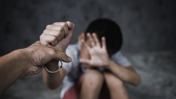 Un copil de 11 ani a fost dezbrăcat, umilit și filmat de trei tineri minori și unul major
