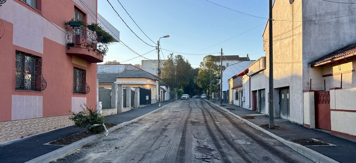 Se asfalteaza strada Doctor Nicolae Sadoveanu: traficul rutier, restrictionat total intre strazile Ion Ratiu si Crisanei Se asfalteaza strada Doctor Nicolae Sadoveanu: traficul rutier, restrictionat total intre strazile Ion Ratiu si Crisanei