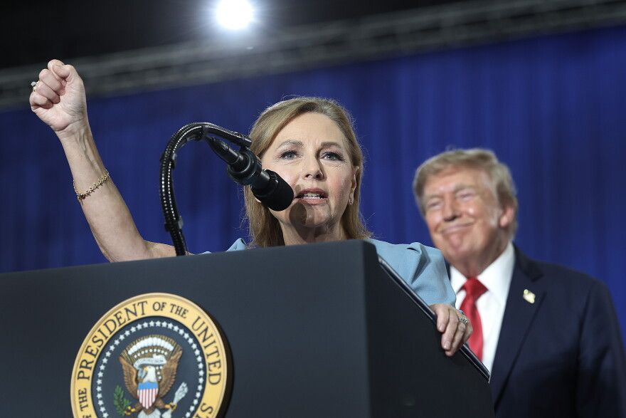 Donald Trump amana sanctiunile impotriva Rusiei pentru 60 de zile si semneaza un acord pentru livrarea de motorina Donald Trump amana sanctiunile impotriva Rusiei pentru 60 de zile si semneaza un acord pentru livrarea de motorina