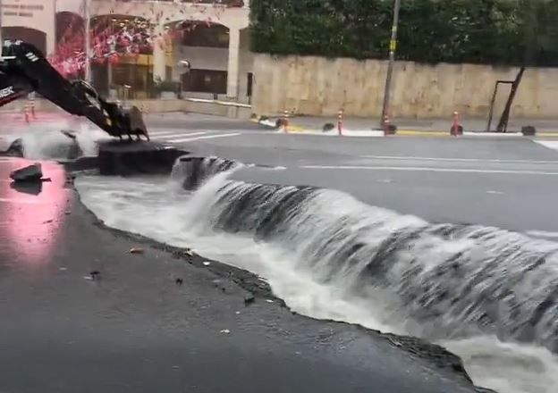 Apocalipsa apelor! Istanbulul este ingenuncheat de inundatii de proportii: un mort, zeci de persoane blocate si drumuri surpate. Video