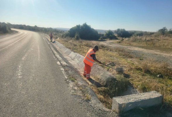 Lucrări de modernizare și întreținere pe drumurile județene din Constanța: Se asfaltează și se curăță șanțurile pe mai multe tronsoane cheie