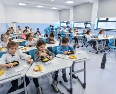Patru școli din Constanța intră în programul „Masă sănătoasă“ pentru care Primăria contribuie cu 10,7 milioane de lei