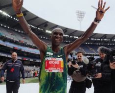 Atletism: Prima victorie a lui Kipchoge la maraton în ultimii trei ani. El s-a impus la Melbourne Atletism: Prima victorie a lui Kipchoge la maraton în ultimii trei ani. El s-a impus la Melbourne