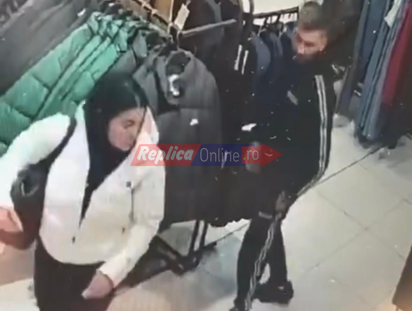 Se fura intr-o veselie din City Park Mall! Un cuplu a fost surpins cand golea umerasele din magazinul Sizeer. ii recunoaste cineva? Video Se fura intr-o veselie din City Park Mall! Un cuplu a fost surpins cand golea umerasele din magazinul Sizeer. ii recunoaste cineva? Video