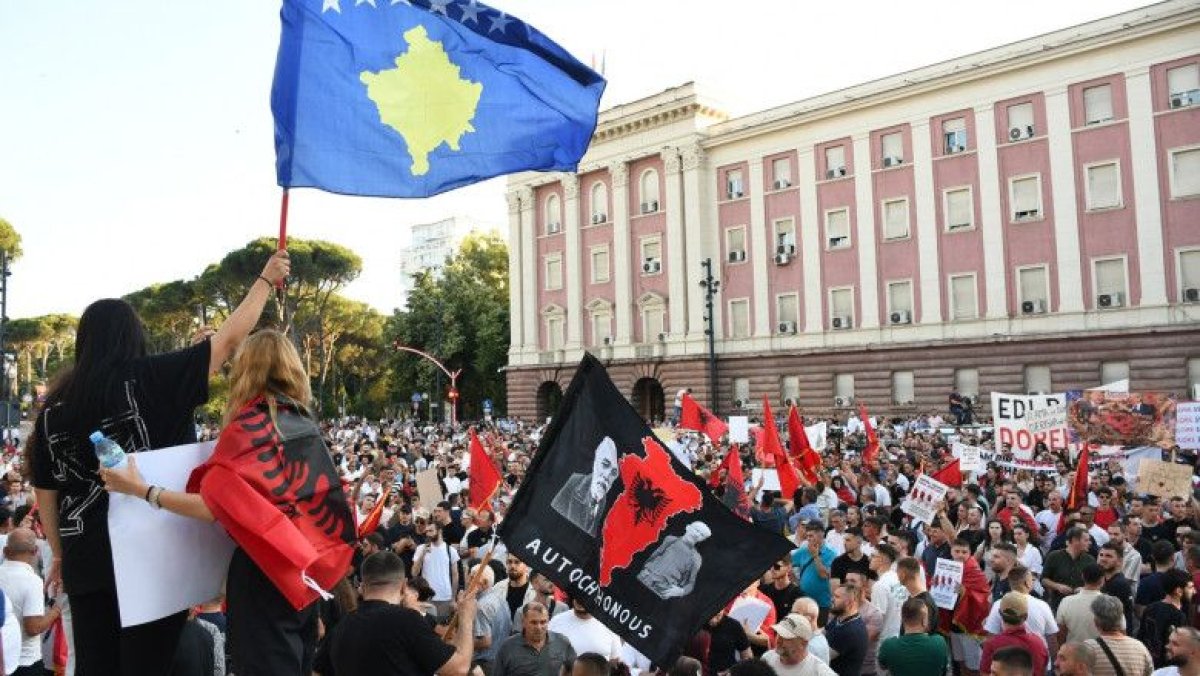 Violente in Albania: Protestatarii au provocat incendii in fata sediului premierului Edi Rama Violente in Albania: Protestatarii au provocat incendii in fata sediului premierului Edi Rama