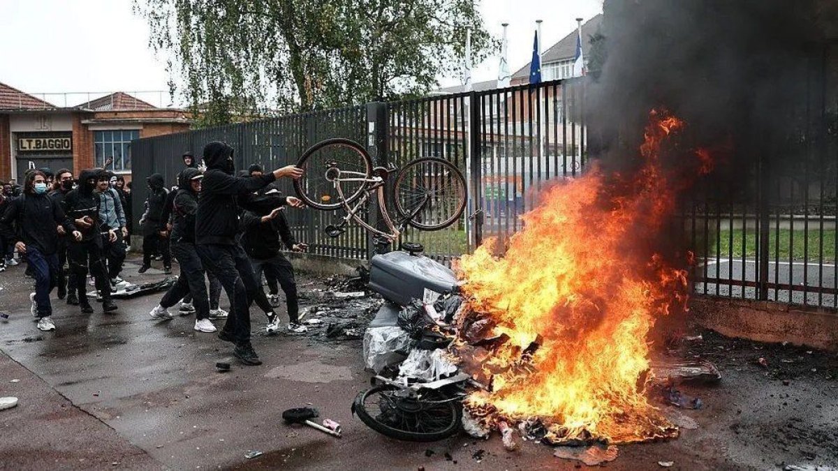 Haos total, in Franta: Protestele tinerilor s-au extins in marile orase. Elevii dau foc la tot ce apuca. Video Haos total, in Franta: Protestele tinerilor s-au extins in marile orase. Elevii dau foc la tot ce apuca. Video