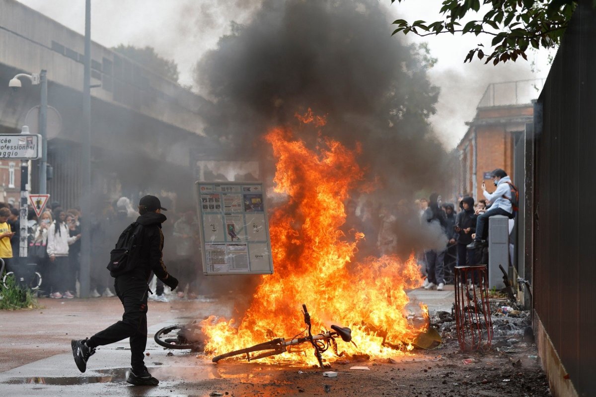 Haos total, in Franta: Protestele tinerilor s-au extins in marile orase. Elevii dau foc la tot ce apuca. Video Haos total, in Franta: Protestele tinerilor s-au extins in marile orase. Elevii dau foc la tot ce apuca. Video