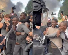 Moment neașteptat în mijlocul protestelor din Franța: Un primar s-a pus între polițiști și liceeni. Video Moment neașteptat în mijlocul protestelor din Franța: Un primar s-a pus între polițiști și liceeni. Video
