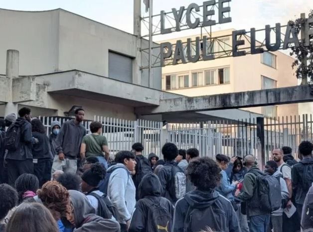 Profesor stropit cu benzina si incendii in scoli la protestele care au cuprins Franta. Video
