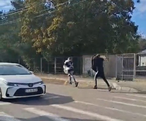 Un tânăr de 21 de ani fără permis și sub influența băuturilor alcoolice a fugit de la locul accidentului. Video