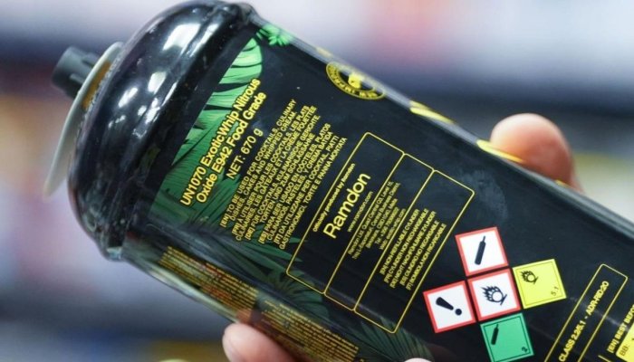 Gazul ilariant, noul drog al tinerilor. Psiholog: Protoxidul de azot din cartuşele pentru frişcă e transferat în baloane şi inhalat