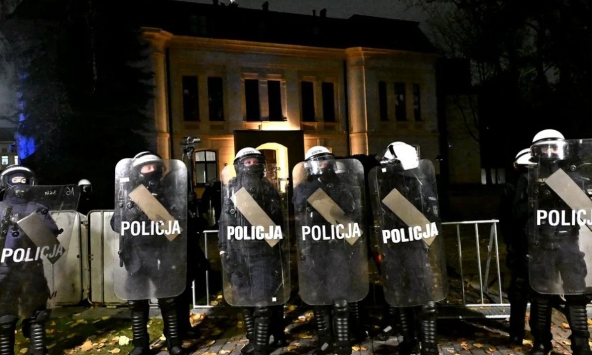Lovitura constitutionala in desfasurare in Polonia! Tribunalul Constitutional din Varsovia a fost luat cu asalt dupa o alerta de securitate. Video Lovitura constitutionala in desfasurare in Polonia! Tribunalul Constitutional din Varsovia a fost luat cu asalt dupa o alerta de securitate. Video