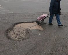 O femeie a fost amendată, după ce a căzut într-o groapă din carosabil și a ajuns la spital: „Bătaie de joc“