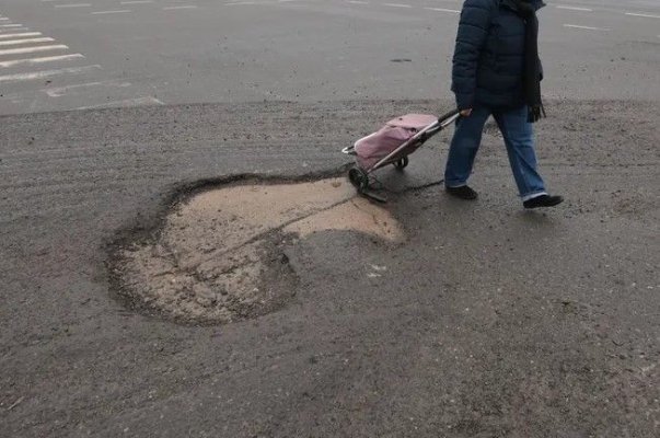 O femeie a fost amendată, după ce a căzut într-o groapă din carosabil și a ajuns la spital: „Bătaie de joc“