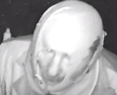 Înarmat cu o bâtă și curaj de împrumut, „Zorro“ de Gherghina a făcut praf camerele de supraveghere, dar a uitat că imaginile nu dispar odată cu ele. Video Înarmat cu o bâtă și curaj de împrumut, „Zorro“ de Gherghina a făcut praf camerele de supraveghere, dar a uitat că imaginile nu dispar odată cu ele. Video