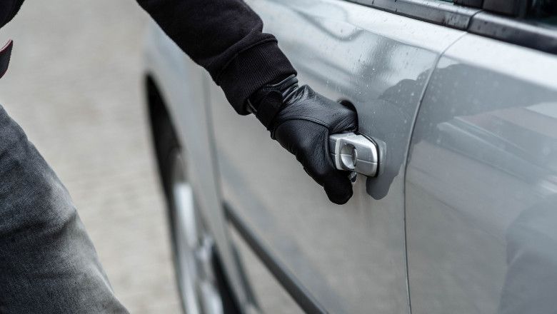 Un barbat a fost arestat, dupa ce a furat o masina cu tot cu copilul aflat in interior si a facut accident Un barbat a fost arestat, dupa ce a furat o masina cu tot cu copilul aflat in interior si a facut accident