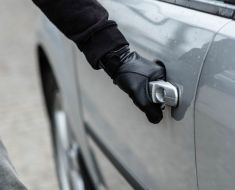 Un bărbat a fost arestat, după ce a furat o mașină cu tot cu copilul aflat în interior și a făcut accident Un bărbat a fost arestat, după ce a furat o mașină cu tot cu copilul aflat în interior și a făcut accident