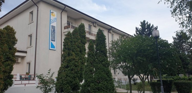 Compania Aeroporturi București își modernizează hotelul din Eforie Sud, în timp ce pe Otopeni plouă prin tavan